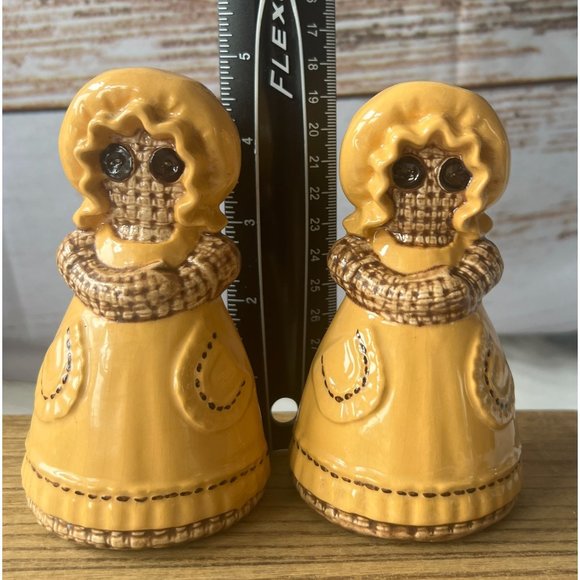 VTG 70's Sittre Ceramic Burlap Dolls Salt and Pepper Shakers Yellow/Brown Button - Picture 8 of 9